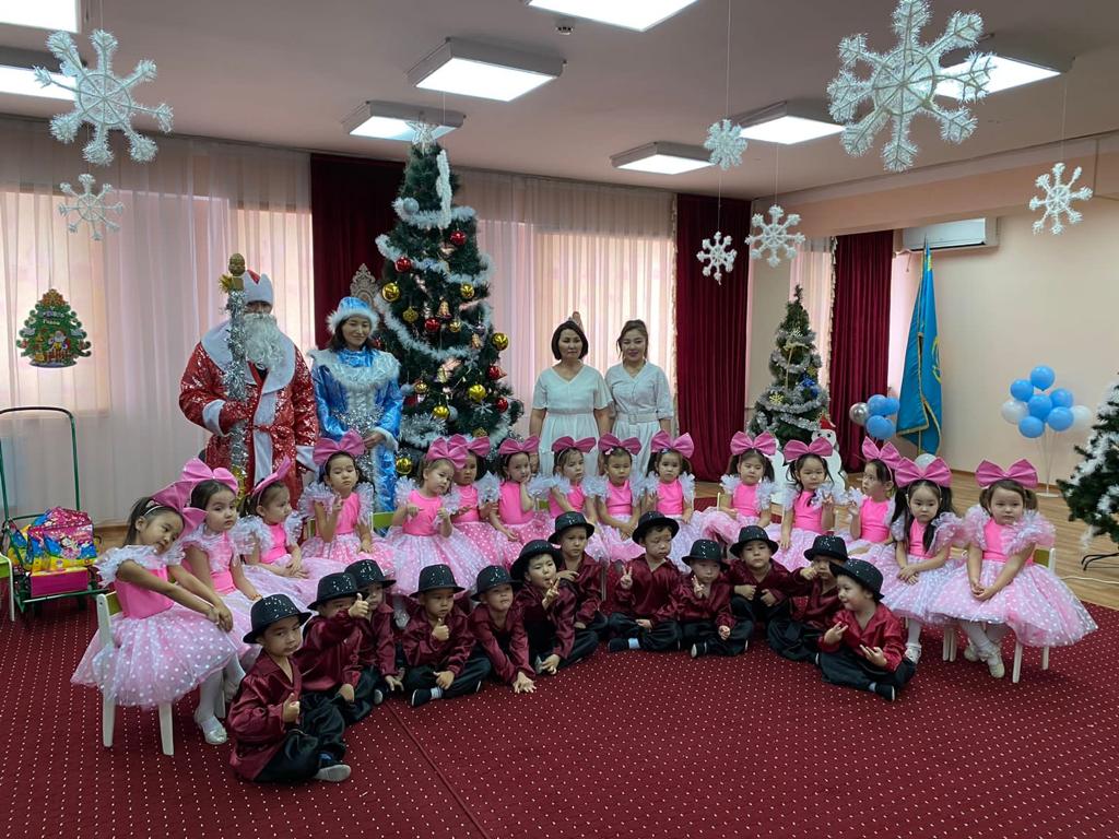 "Кел, Жаңа жыл, жаңа жыл!" мерекелік іс-шара. "Құлпынай" тобы